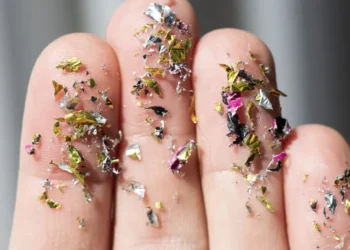 Un estudio alerta de la cantidad de microplásticos presentes en las botellas de cristal: «Esperábamos el resultado opuesto»