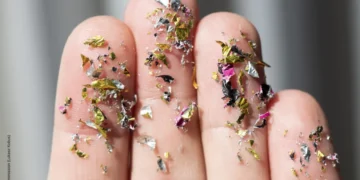 Un estudio alerta de la cantidad de microplásticos presentes en las botellas de cristal: «Esperábamos el resultado opuesto»