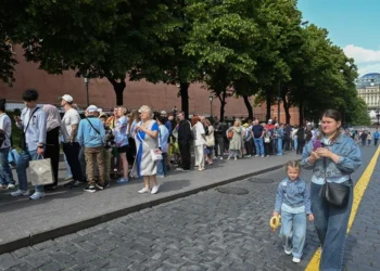 Miles de rusos se despiden de la momia de Lenin