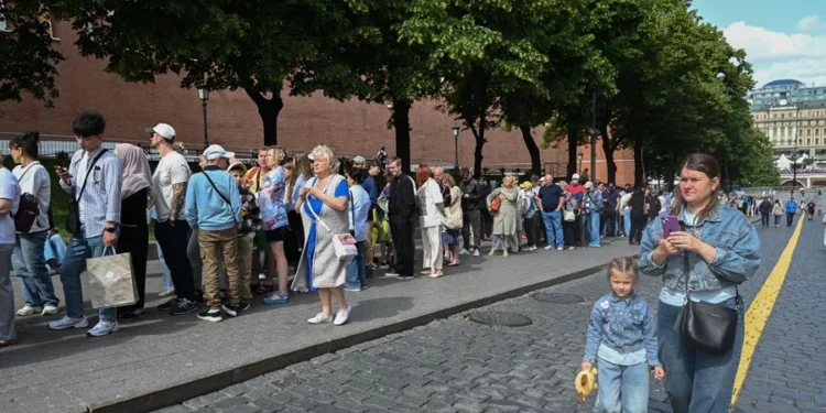 Miles de rusos se despiden de la momia de Lenin