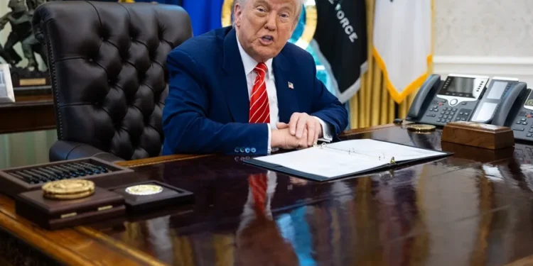 Trump insiste a la Fed que rebaje los tipos ante el débil aumento en el empleo privado