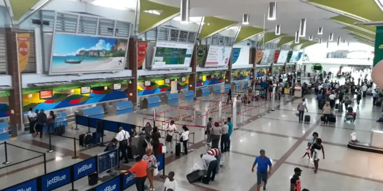 Asociación de aerolíneas anticipa alza en boletos por nuevas tasas aeroportuarias