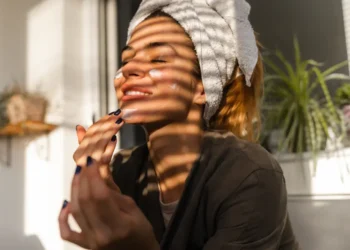 Cuidado de la piel: qué usar y qué no durante los meses de verano, según el farmacéutico Jerónimo Ors