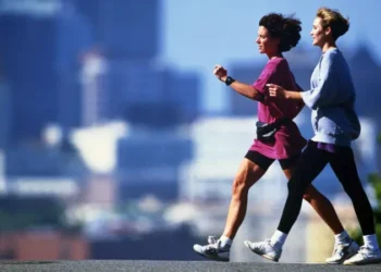 Qué es la caminata japonesa que se ha popularizado en las redes sociales y qué tan beneficiosa es realmente para la salud