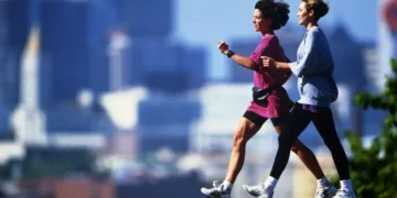 Qué es la caminata japonesa que se ha popularizado en las redes sociales y qué tan beneficiosa es realmente para la salud