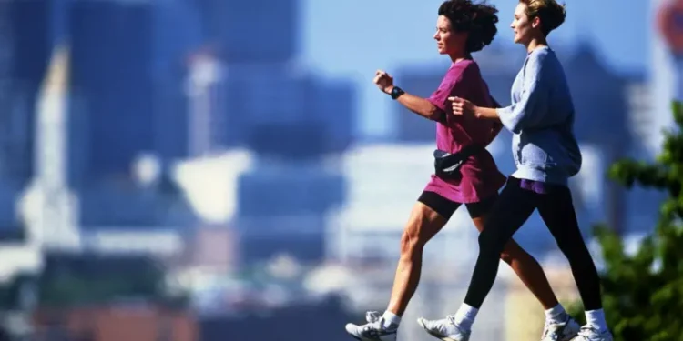 Qué es la caminata japonesa que se ha popularizado en las redes sociales y qué tan beneficiosa es realmente para la salud