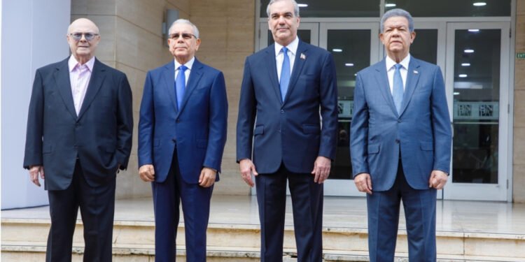 Abinader convocará a delegaciones al Palacio tras concluir mesas del CES sobre Haití