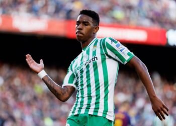 Junior Firpo vuelve al fútbol español tras firmar con el Betis hasta el 2028