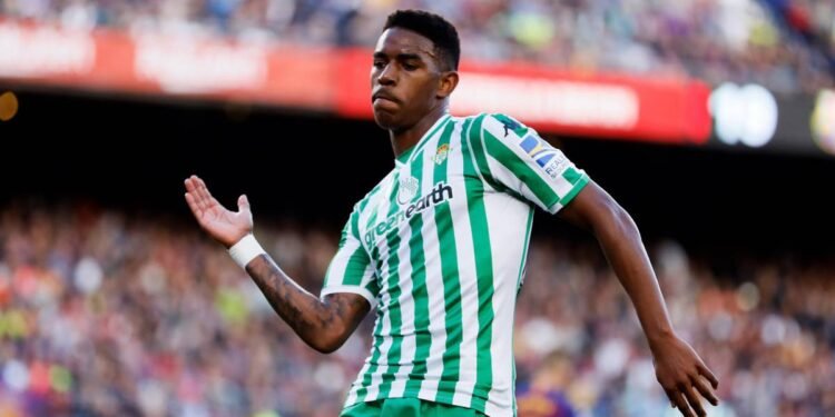 Junior Firpo vuelve al fútbol español tras firmar con el Betis hasta el 2028