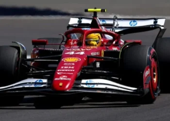 Lewis Hamilton lidera el primer entrenamiento libre en Silverstone por delante de los McLaren