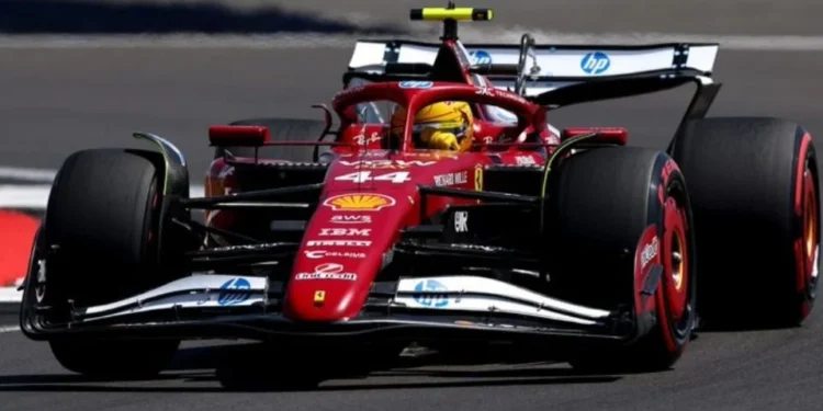 Lewis Hamilton lidera el primer entrenamiento libre en Silverstone por delante de los McLaren