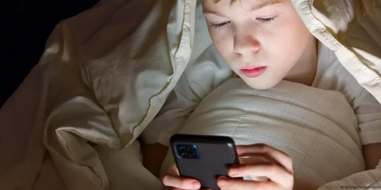 Por qué un móvil antes de los 13 años afecta la salud mental