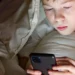 Por qué un móvil antes de los 13 años afecta la salud mental