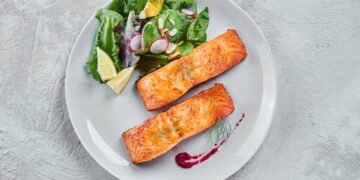 La riqueza del salmón, un alimento sobresaliente de la dieta mediterránea