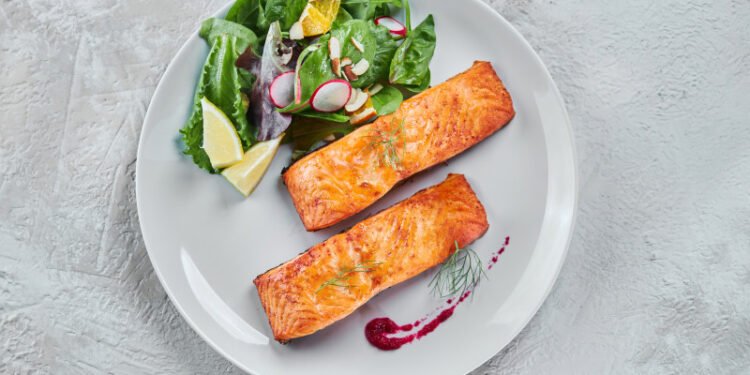 La riqueza del salmón, un alimento sobresaliente de la dieta mediterránea