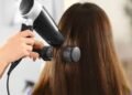 Secador, blower y plancha: la rutina de belleza que quiebra el cabello, según especialista