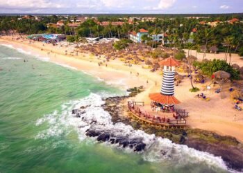 Turistas optan por hoteles de Bayahíbe al estar “libre de sargazo”