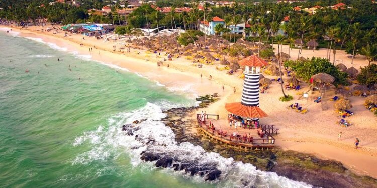 Turistas optan por hoteles de Bayahíbe al estar “libre de sargazo”