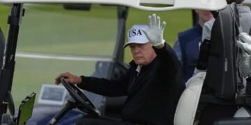 Trump juega al golf en Escocia antes de sus reuniones con Von der Leyen y Starmer