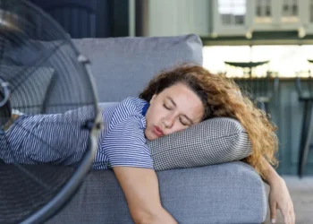 Qué dice la psicología de las personas que prefieren quedarse en casa todo el fin de semana