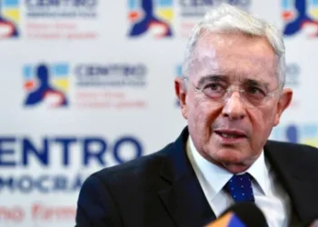 Condenan al expresidente colombiano Álvaro Uribe a 12 años de prisión domiciliaria