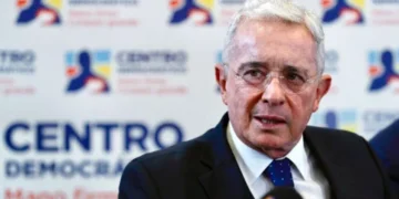 Condenan al expresidente colombiano Álvaro Uribe a 12 años de prisión domiciliaria