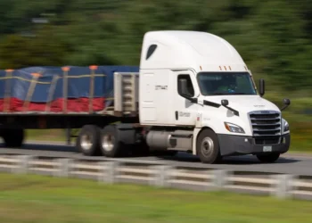 Los camioneros inmigrantes en EE.UU. temen más restricciones tras la suspensión de visas de Trump