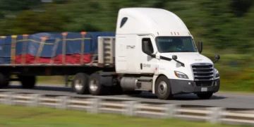 Los camioneros inmigrantes en EE.UU. temen más restricciones tras la suspensión de visas de Trump