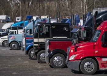 EE.UU. suspende las visas de trabajo para conductores extranjeros de camiones