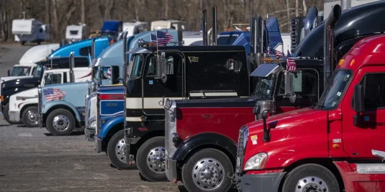 EE.UU. suspende las visas de trabajo para conductores extranjeros de camiones