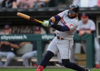 Carlos Santana fue colocado en waivers por los Guardianes