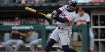 Carlos Santana fue colocado en waivers por los Guardianes