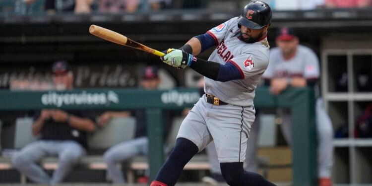 Carlos Santana fue colocado en waivers por los Guardianes