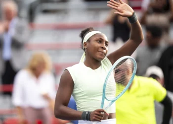 Coco Gauff supera 14 dobles faltas y avanza en Montreal