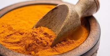 Cómo ayuda la cúrcuma a reducir el dolor corporal, según un médico