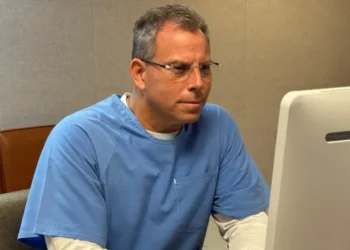 Niegan la libertad condicional a Erik Menéndez, condenado en California junto a su hermano por el asesinato de sus padres en 1989