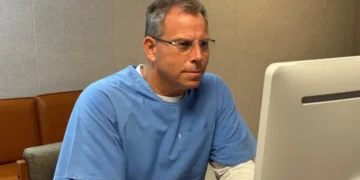 Niegan la libertad condicional a Erik Menéndez, condenado en California junto a su hermano por el asesinato de sus padres en 1989