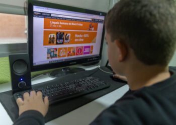 Estrés digital impacta rendimiento académico de los jóvenes: ¿qué es y cómo afecta?