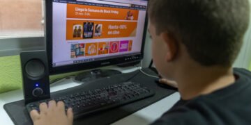 Estrés digital impacta rendimiento académico de los jóvenes: ¿qué es y cómo afecta?