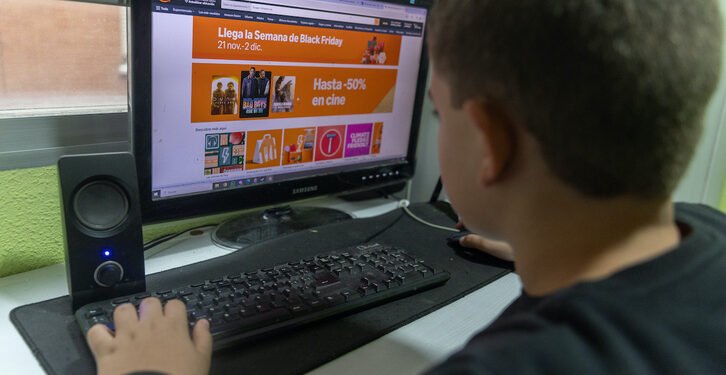 Estrés digital impacta rendimiento académico de los jóvenes: ¿qué es y cómo afecta?