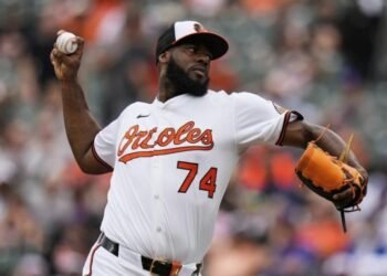 Félix Bautista enfrenta larga recuperación tras cirugía de hombro