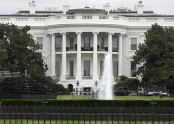 La Casa Blanca utiliza la publicidad de la turoperadora Jet2Holidays para ilustrar su campaña de deportaciones