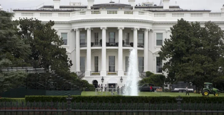 La Casa Blanca utiliza la publicidad de la turoperadora Jet2Holidays para ilustrar su campaña de deportaciones