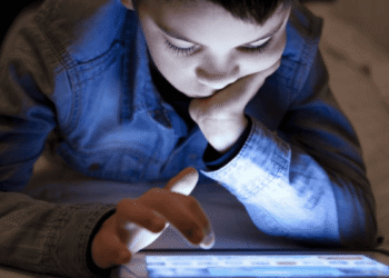 Más de una hora diaria frente a dispositivos electrónicos aumenta riesgo de miopía en la infancia