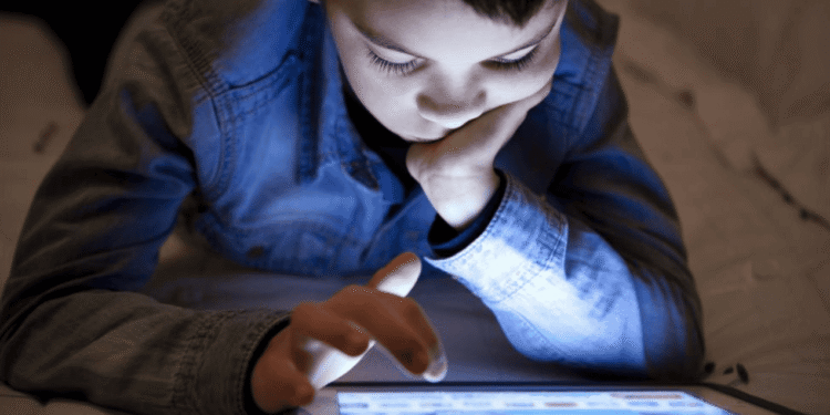 Más de una hora diaria frente a dispositivos electrónicos aumenta riesgo de miopía en la infancia