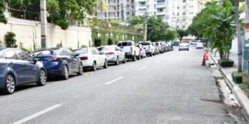 Lugares prohibidos para estacionar o detener un vehículo en República Dominicana según la Ley 63-17