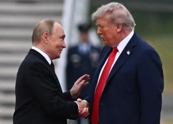 Documentos confidenciales de la cumbre entre Trump y Putin, hallados en un hotel de Alaska