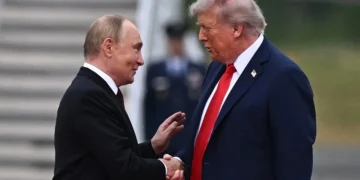 Documentos confidenciales de la cumbre entre Trump y Putin, hallados en un hotel de Alaska