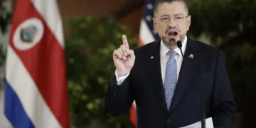 El presidente Chaves acusa al fiscal de Costa Rica de instigar una crisis política con caso en su contra