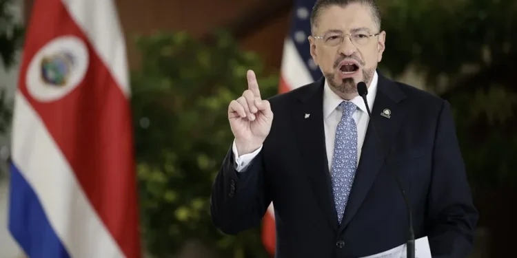 El presidente Chaves acusa al fiscal de Costa Rica de instigar una crisis política con caso en su contra